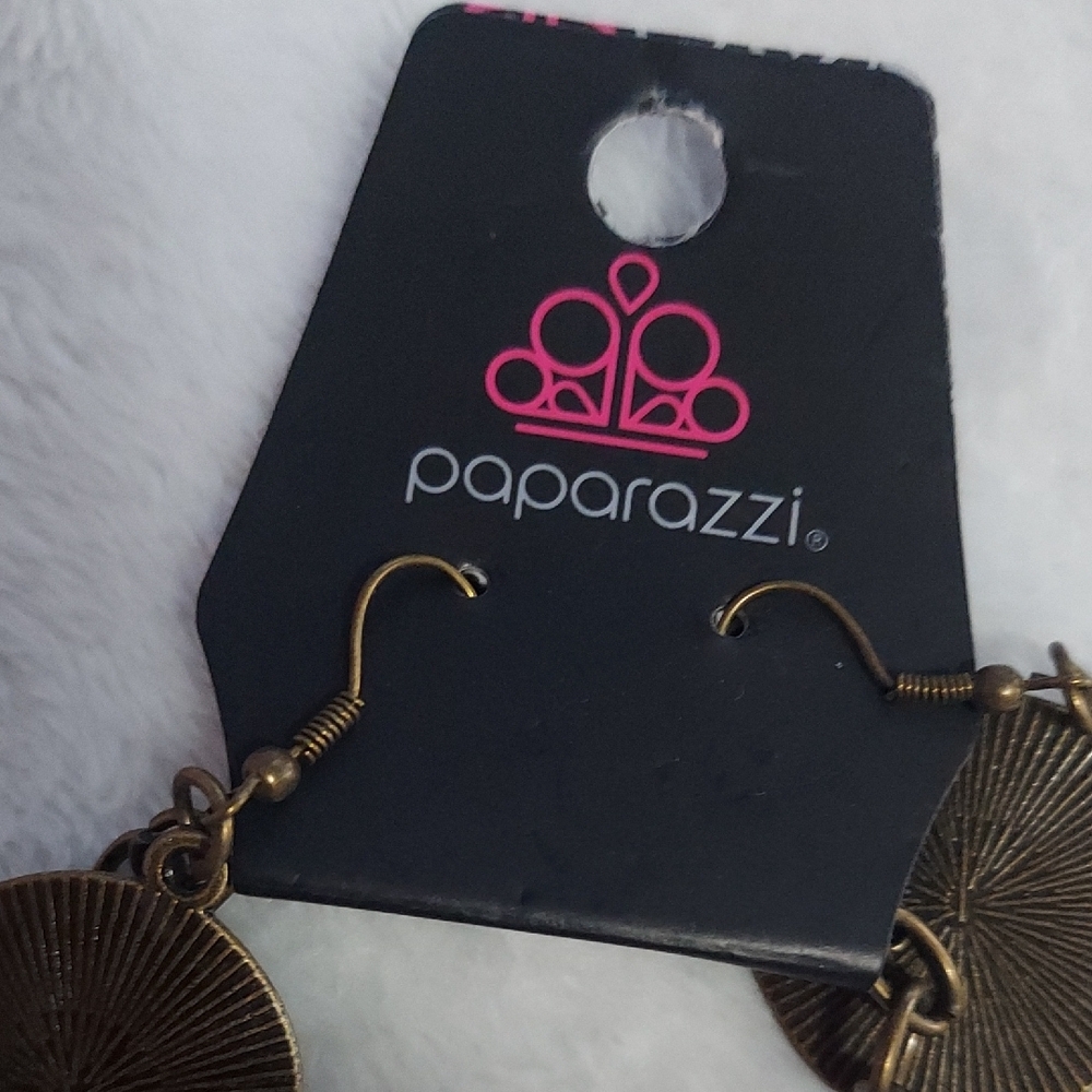 8/$10 Paparazzi Bronze Circular Necklace Set - Picture 3 of 7